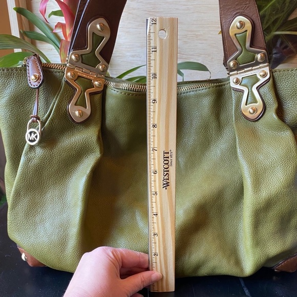 ❌SOLD❌ Vintage Michael Kors Avocado Green Olive Leather Handbag / Chunky Bag - Picture 3 of 13